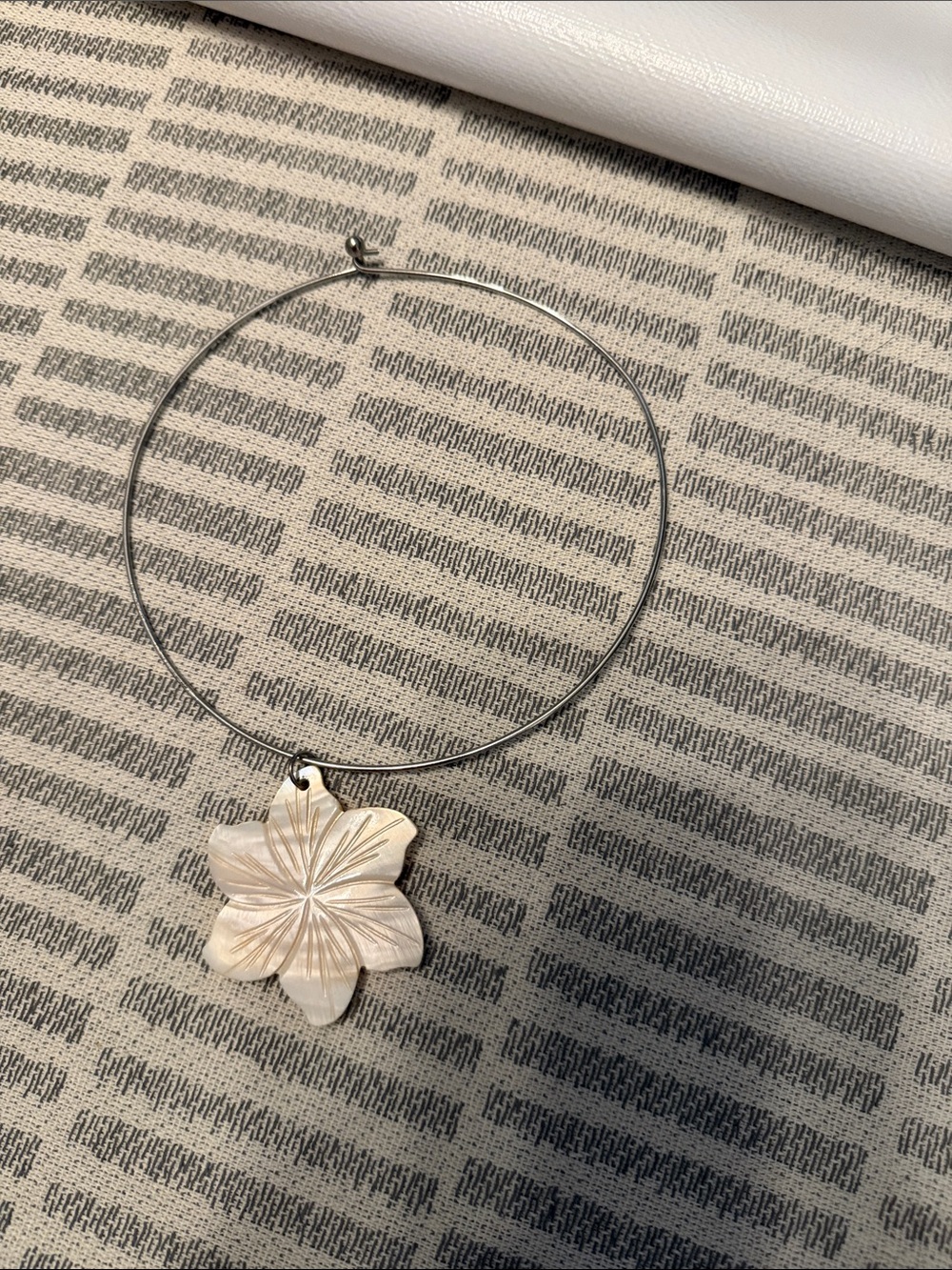 Women Jewelry Silver Choker Necklace with Cream Floral Pendant